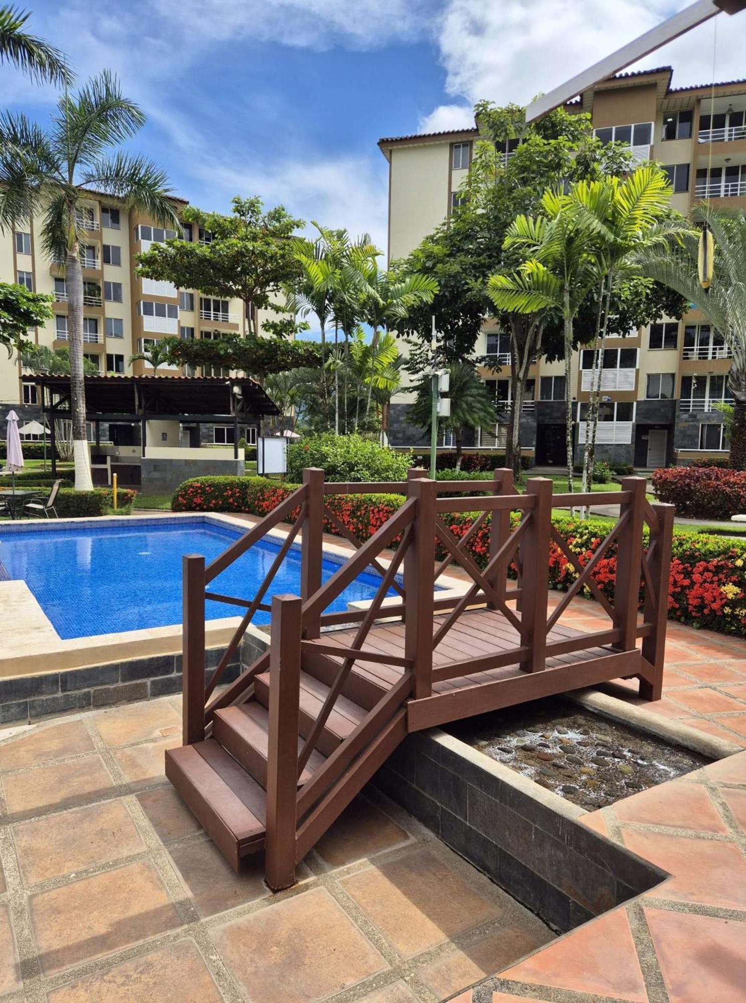 Family Condo, Pool, And Surf